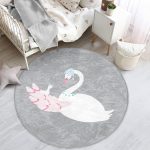 - RealHomes Dijital Baskılı Kaymaz Tabanlı Comfort Çocuk Odası Yuvarlak Halı - Realhomes  Gri Zeminde Kuğu Motifli Çocuk & Genç Odası Makinede Yıkanabilir Kaymaz Tabanlı Yuvarlak Çocuk Halısı Realhomes