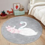 - RealHomes Dijital Baskılı Kaymaz Tabanlı Comfort Çocuk Odası Yuvarlak Halı - Realhomes  Gri Zeminde Kuğu Motifli Çocuk & Genç Odası Makinede Yıkanabilir Kaymaz Tabanlı Yuvarlak Çocuk Halısı Realhomes