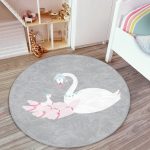 - RealHomes Dijital Baskılı Kaymaz Tabanlı Comfort Çocuk Odası Yuvarlak Halı - Realhomes  Gri Zeminde Kuğu Motifli Çocuk & Genç Odası Makinede Yıkanabilir Kaymaz Tabanlı Yuvarlak Çocuk Halısı Realhomes