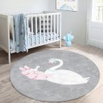 - RealHomes Dijital Baskılı Kaymaz Tabanlı Comfort Çocuk Odası Yuvarlak Halı - Realhomes  Gri Zeminde Kuğu Motifli Çocuk & Genç Odası Makinede Yıkanabilir Kaymaz Tabanlı Yuvarlak Çocuk Halısı Realhomes