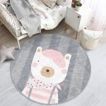 - RealHomes Dijital Baskılı Kaymaz Tabanlı Comfort Çocuk Odası Yuvarlak Halı - Realhomes  Gri Çizgili Zemin Şapkalı Ayıcık Desenli Çocuk & Genç Odası Makinede Yıkanabilir Kaymaz Tabanlı Yuvarlak Çocuk Halısı Realhomes