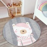 - RealHomes Dijital Baskılı Kaymaz Tabanlı Comfort Çocuk Odası Yuvarlak Halı - Realhomes  Gri Çizgili Zemin Şapkalı Ayıcık Desenli Çocuk & Genç Odası Makinede Yıkanabilir Kaymaz Tabanlı Yuvarlak Çocuk Halısı Realhomes