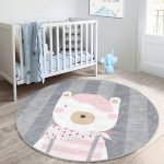 - RealHomes Dijital Baskılı Kaymaz Tabanlı Comfort Çocuk Odası Yuvarlak Halı - Realhomes  Gri Çizgili Zemin Şapkalı Ayıcık Desenli Çocuk & Genç Odası Makinede Yıkanabilir Kaymaz Tabanlı Yuvarlak Çocuk Halısı Realhomes