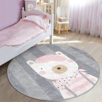 - RealHomes Dijital Baskılı Kaymaz Tabanlı Comfort Çocuk Odası Yuvarlak Halı - Realhomes  Gri Çizgili Zemin Şapkalı Ayıcık Desenli Çocuk & Genç Odası Makinede Yıkanabilir Kaymaz Tabanlı Yuvarlak Çocuk Halısı Realhomes