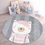 - RealHomes Dijital Baskılı Kaymaz Tabanlı Comfort Çocuk Odası Yuvarlak Halı - Realhomes  Gri Çizgili Zemin Şapkalı Ayıcık Desenli Çocuk & Genç Odası Makinede Yıkanabilir Kaymaz Tabanlı Yuvarlak Çocuk Halısı Realhomes