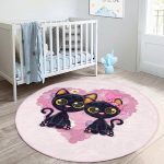 - RealHomes Dijital Baskılı Kaymaz Tabanlı Comfort Çocuk Odası Yuvarlak Halı - Realhomes  Kedi Desen Çocuk & Genç Odası Makinede Yıkanabilir Kaymaz Tabanlı Yuvarlak Çocuk Halısı Realhomes