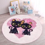 - RealHomes Dijital Baskılı Kaymaz Tabanlı Comfort Çocuk Odası Yuvarlak Halı - Realhomes  Kedi Desen Çocuk & Genç Odası Makinede Yıkanabilir Kaymaz Tabanlı Yuvarlak Çocuk Halısı Realhomes