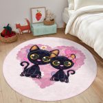 - RealHomes Dijital Baskılı Kaymaz Tabanlı Comfort Çocuk Odası Yuvarlak Halı - Realhomes  Kedi Desen Çocuk & Genç Odası Makinede Yıkanabilir Kaymaz Tabanlı Yuvarlak Çocuk Halısı Realhomes