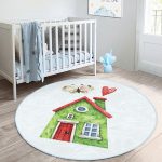 - RealHomes Dijital Baskılı Kaymaz Tabanlı Comfort Çocuk Odası Yuvarlak Halı - Realhomes Minyatür Yeşil Ev Çizimli Çocuk & Genç Odası Makinede Yıkanabilir Kaymaz Tabanlı Yuvarlak Çocuk Halısı Realhomes