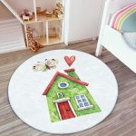 - RealHomes Dijital Baskılı Kaymaz Tabanlı Comfort Çocuk Odası Yuvarlak Halı - Realhomes Minyatür Yeşil Ev Çizimli Çocuk & Genç Odası Makinede Yıkanabilir Kaymaz Tabanlı Yuvarlak Çocuk Halısı Realhomes