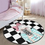 - RealHomes Dijital Baskılı Kaymaz Tabanlı Comfort Çocuk Odası Yuvarlak Halı - Realhomes  Dama Zeminli Fotoğraf Çeken Kız Tasarımlı Çocuk & Genç Odası Makinede Yıkanabilir Kaymaz Tabanlı Yuvarlak Çocuk Halısı Realhomes
