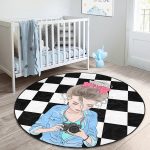 - RealHomes Dijital Baskılı Kaymaz Tabanlı Comfort Çocuk Odası Yuvarlak Halı - Realhomes Dama Zeminli Fotoğraf Çeken Kız Tasarımlı Çocuk & Genç Odası Makinede Yıkanabilir Kaymaz Tabanlı Yuvarlak Çocuk Halısı Realhomes