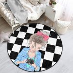 - RealHomes Dijital Baskılı Kaymaz Tabanlı Comfort Çocuk Odası Yuvarlak Halı - Realhomes Dama Zeminli Fotoğraf Çeken Kız Tasarımlı Çocuk & Genç Odası Makinede Yıkanabilir Kaymaz Tabanlı Yuvarlak Çocuk Halısı Realhomes
