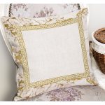 - K11005-Gorsel-1 - Realhomes RealHomes Ekru Zeminde Altın renkli Motifli Geometrik Desenli Dijital Baskılı Yastık Kırlent Kılıfı Realhomes