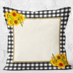 - K11006-Gorsel-2 - Realhomes RealHomes Siyah - Beyaz Zeminde Ekose Motifli Sarı Çiçekler Desenli Dijital Baskılı Yastık Kırlent Kılıfı Realhomes