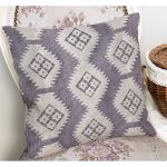 - K11008-Gorsel-1 - Realhomes RealHomes Gri Zeminde Baklava Motifli Kilim Desenli Dijital Baskılı Yastık Kırlent Kılıfı Realhomes