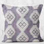 - K11008-Gorsel-2 - Realhomes RealHomes Gri Zeminde Baklava Motifli Kilim Desenli Dijital Baskılı Yastık Kırlent Kılıfı Realhomes