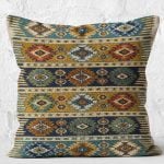 - K11020-Gorsel-2 - Realhomes RealHomes Renkli Zeminde Kilim Motifli Baklava Desenli Dijital Baskılı Yastık Kırlent Kılıfı Realhomes