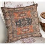 - K11021-Gorsel-1 - Realhomes RealHomes Kiremit Zeminde Çerçeve Motifli Kilim Desenli Dijital Baskılı Yastık Kırlent Kılıfı Realhomes