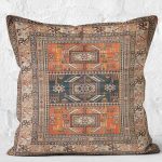 - K11021-Gorsel-2 - Realhomes RealHomes Kiremit Zeminde Çerçeve Motifli Kilim Desenli Dijital Baskılı Yastık Kırlent Kılıfı Realhomes