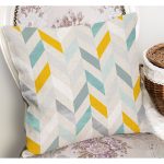 - K11022-Gorsel-1 - Realhomes RealHomes Beyaz Zeminde Modern Motifli Geometrik Desenli Dijital Baskılı Yastık Kırlent Kılıfı Realhomes