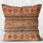 - K11030-Gorsel-2 - Realhomes  RealHomes Kiremit Zeminde Kilim Motifli Baklava Desenli Dijital Baskılı Yastık Kırlent Kılıfı Realhomes