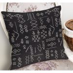 - K11031-Gorsel-1 - Realhomes RealHomes Siyah Zeminde Kilim Motifli Beyaz Baklava Desenli Dijital Baskılı Yastık Kırlent Kılıfı Realhomes