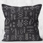 - K11031-Gorsel-2 - Realhomes RealHomes Siyah Zeminde Kilim Motifli Beyaz Baklava Desenli Dijital Baskılı Yastık Kırlent Kılıfı Realhomes