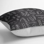 - K11031-Gorsel-3 - Realhomes RealHomes Siyah Zeminde Kilim Motifli Beyaz Baklava Desenli Dijital Baskılı Yastık Kırlent Kılıfı Realhomes