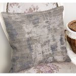 - K11036-Gorsel-1 - Realhomes RealHomes Gri Zeminde Eskitme Motifli Duvar Desenli Dijital Baskılı Yastık Kırlent Kılıfı Realhomes