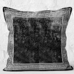 - K11038-Gorsel-2 - Realhomes RealHomes Siyah Zeminde Çerçeve Motifli Geometrik Desenli Dijital Baskılı Yastık Kırlent Kılıfı Realhomes