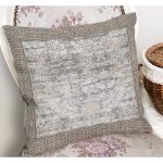 - K11040-Gorsel-1 - Realhomes RealHomes Beyaz Zeminde Çerçeve Motifli Geometrik Desenli Dijital Baskılı Yastık Kırlent Kılıfı Realhomes