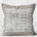 - K11040-Gorsel-2 - Realhomes RealHomes Beyaz Zeminde Çerçeve Motifli Geometrik Desenli Dijital Baskılı Yastık Kırlent Kılıfı Realhomes