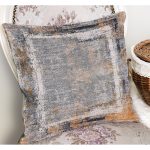 - K11041-Gorsel-1 - Realhomes RealHomes Renkli Zeminde Çerçeve Motifli Eskitme Desenli Dijital Baskılı Yastık Kırlent Kılıfı Realhomes