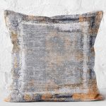 - K11041-Gorsel-2 - Realhomes RealHomes Renkli Zeminde Çerçeve Motifli Eskitme Desenli Dijital Baskılı Yastık Kırlent Kılıfı Realhomes