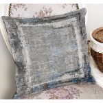 - K11042-Gorsel-1 - Realhomes RealHomes Renkli Zeminde Çerçeve Motifli Eskitme Desenli Dijital Baskılı Yastık Kırlent Kılıfı Realhomes