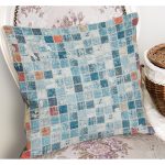 - K11044-Gorsel-1 - Realhomes RealHomes Renkli Zeminde Eskitme Motifli Kare Desenli Dijital Baskılı Yastık Kırlent Kılıfı Realhomes