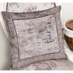 - K11045-Gorsel-1 - Realhomes RealHomes Bordo Zeminde Eskitme Motifli Çerçeve Desenli Dijital Baskılı Yastık Kırlent Kılıfı Realhomes