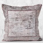 - K11045-Gorsel-2 - Realhomes RealHomes Bordo Zeminde Eskitme Motifli Çerçeve Desenli Dijital Baskılı Yastık Kırlent Kılıfı Realhomes