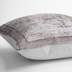 - K11045-Gorsel-3 - Realhomes RealHomes Bordo Zeminde Eskitme Motifli Çerçeve Desenli Dijital Baskılı Yastık Kırlent Kılıfı Realhomes