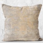 - K11054-Gorsel-2 - Realhomes RealHomes Renkli Zeminde Halı Motifli Modern Desenli Dijital Baskılı Yastık Kırlent Kılıfı Realhomes