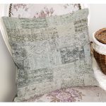 - K11057-Gorsel-1 - Realhomes RealHomes Renkli Zeminde Halı Motifli Modern Desenli Dijital Baskılı Yastık Kırlent Kılıfı Realhomes