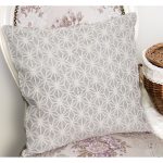 - K11059-Gorsel-1 - Realhomes RealHomes Beyaz Zeminde Gri Motifli Geometrik Desenli Dijital Baskılı Yastık Kırlent Kılıfı Realhomes