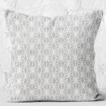 - K11059-Gorsel-2 - Realhomes RealHomes Beyaz Zeminde Gri Motifli Geometrik Desenli Dijital Baskılı Yastık Kırlent Kılıfı Realhomes