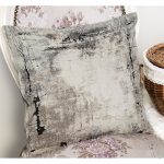 - K11060-Gorsel-1 - Realhomes RealHomes Beyaz Zeminde Eskitme Motifli Duvar Desenli Dijital Baskılı Yastık Kırlent Kılıfı Realhomes