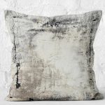 - K11060-Gorsel-2 - Realhomes RealHomes Beyaz Zeminde Eskitme Motifli Duvar Desenli Dijital Baskılı Yastık Kırlent Kılıfı Realhomes