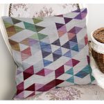 - K11062-Gorsel-1 - Realhomes RealHomes Beyaz Zeminde Soyut Motifli Geometrik Desenli Dijital Baskılı Yastık Kırlent Kılıfı Realhomes