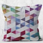 - K11062-Gorsel-2 - Realhomes RealHomes Beyaz Zeminde Soyut Motifli Geometrik Desenli Dijital Baskılı Yastık Kırlent Kılıfı Realhomes