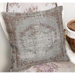 - K11063-Gorsel-1 - Realhomes RealHomes Renkli Zeminde Kilim Motifli Hereke Desenli Dijital Baskılı Yastık Kırlent Kılıfı Realhomes