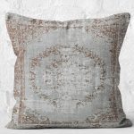 - K11063-Gorsel-2 - Realhomes RealHomes Renkli Zeminde Kilim Motifli Hereke Desenli Dijital Baskılı Yastık Kırlent Kılıfı Realhomes